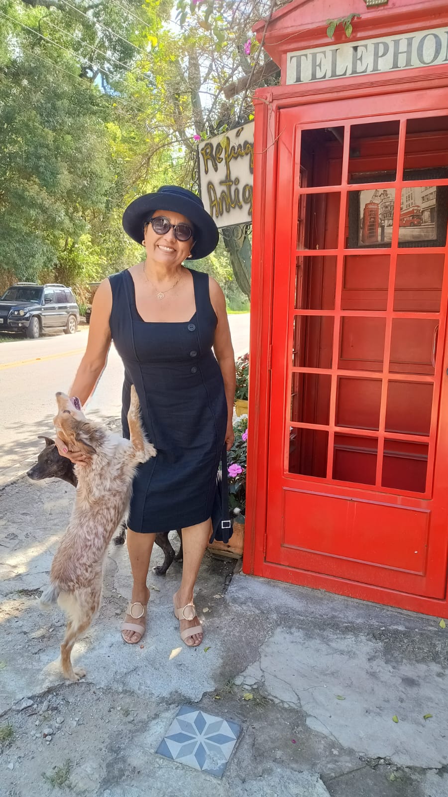 Ana ao lado da cabine inglesa vermelha, na frente da loja