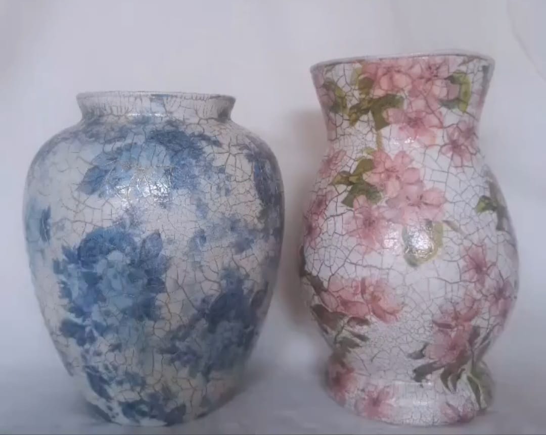 Dois vasos com craquelado e motivos florais em azul e rosa